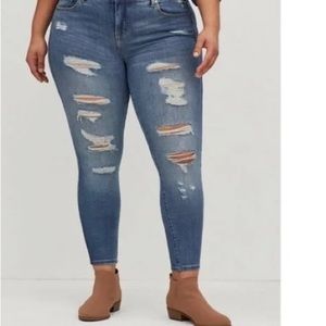 REDUCED: EUC: Torrid jeans. Size 16r. Bombshell skinny’s.